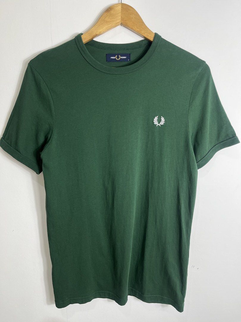 Fred Perry Shirt Small (Category: Tshirts & Polo Shirts ) located in Nasugbu. Submitted by janstuffs.ph (Listing ID 1465816627, Image 2). Description: Fred Perry Dark Green Shirt Authentic💯 Size on tag: SMALL Dimension: 18"W x 27"L Best fit: SMALL Condition: 10/10 Good as new! Flaw: None Mine: 1380 Thankyou po 🫶💕.