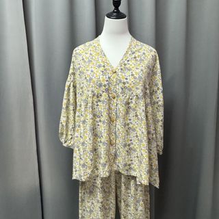 (Category: ) located in . Submitted by shopaholicwardrobe_ (Listing ID 1465869274, Image 1). Description: .