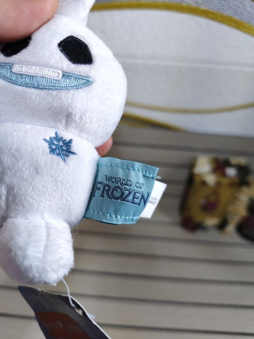 Frozen OLAF (Category: Plushies & Soft Toys) located in Baguio. Submitted by syakniseph1105 (Listing ID 1465783535, Image 2). Description: Disney OLAF new with tag.