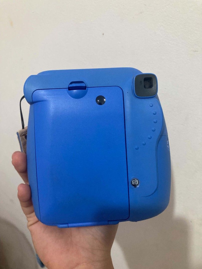 Fujifilm Instax Mini 9 Cobalt Blue Instant Camera (Category: Cameras) located in Bacolod City. Submitted by bmdy15 (Listing ID 1465867862, Image 2). Description: 📸 FUJIFILM INSTAX MINI 9 — BLUE 💙 Letting go of my cute Instax Mini 9 in blue! 🫶🏻 Perfect for capturing little moments, hangouts, birthdays, travels, and everything in between. ✨ 💙 Condition: Good condition / well-maintained 📷 Model: Fujifilm Instax Mini 9 🎨 Color: Blue ✨ No major