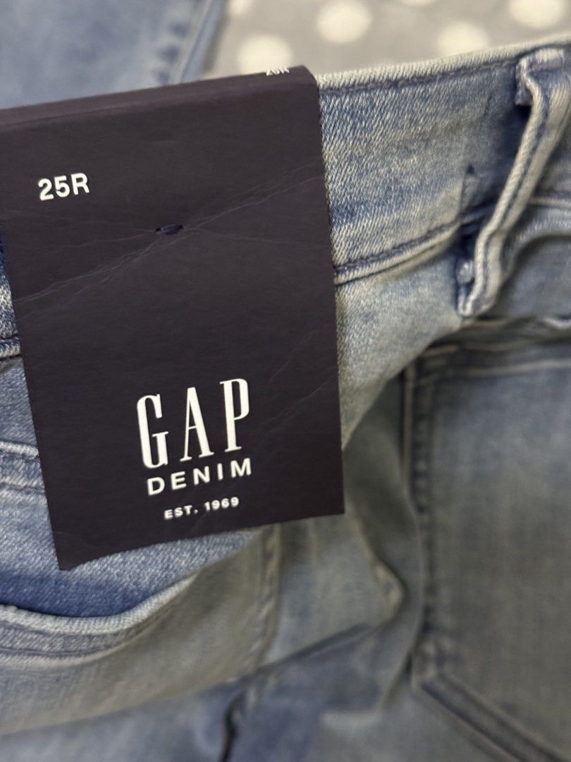 Gap （分類：牛仔褲、Leggings）位於 Hong Kong。 由 keepsharee 提交（商品編號 1465925007，圖片 3）。簡介： New 有污漬，睇最後張相 。