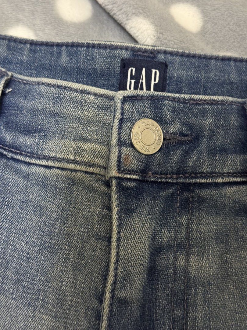 Gap （分類：牛仔褲、Leggings）位於 Hong Kong。 由 keepsharee 提交（商品編號 1465925007，圖片 7）。簡介： New 有污漬，睇最後張相 。