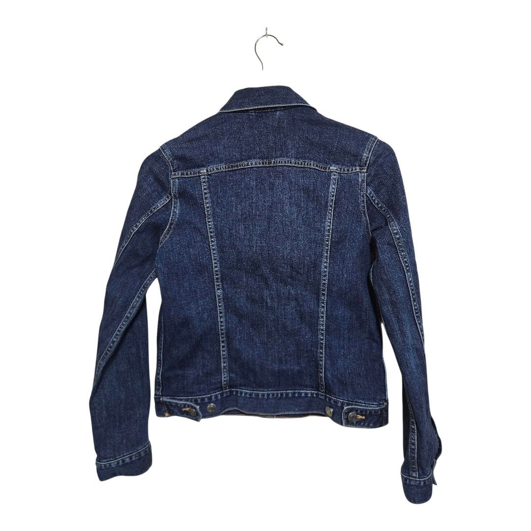 Gap denim trucker jacket (Category: Coats, Jackets and Outerwear) located in Baguio. Submitted by fadexquisite (Listing ID 1465773065, Image 2). Description: Gap denim trucker jacket Xsmall wmns 21x17 Excellent condition 500 plus ship fee.