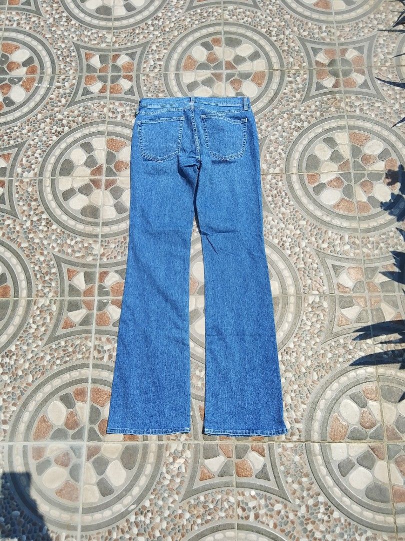 Gap Flared Blue Denim Jeans (Category: Jeans) located in Cabuyao City. Submitted by kyokiiiiiii (Listing ID 1465778008, Image 2). Description: - Brand: Gap - Style: Vintage mid-rise flare jeans - Wash: Medium wash with contrast stitching - Details: Classic five-pocket design, metal rivets, zip fly and button closure - Fit: Flared leg cut, clean hem - Condition: Excellent, ready to wear -payment first -Shipping fee is shouldered by the buyer.