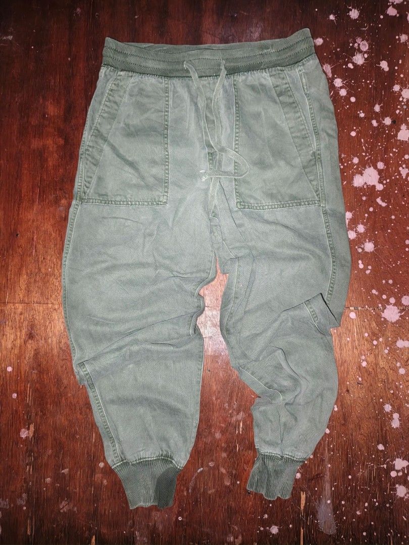 GAP Olive Green Jogger Pants Size XS (Category: Joggers) located in Manila. Submitted by esteemed_shop (Listing ID 1465896092, Image 1). Description: - Brand: Gap - Color: Olive Green - Size: XS - Material: Soft cotton blend - Origin: Made in Sri Lanka - Waistband: Elastic with drawstring tie - Pockets: Front patch pockets - Cuffs: Ribbed at the ankles - Style: Casual slip-on joggers.