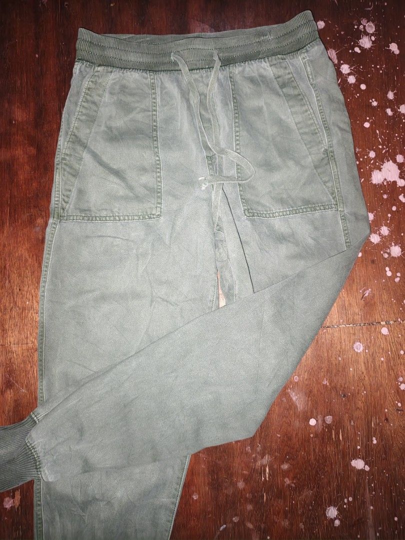 GAP Olive Green Jogger Pants Size XS (Category: Joggers) located in Manila. Submitted by esteemed_shop (Listing ID 1465896092, Image 2). Description: - Brand: Gap - Color: Olive Green - Size: XS - Material: Soft cotton blend - Origin: Made in Sri Lanka - Waistband: Elastic with drawstring tie - Pockets: Front patch pockets - Cuffs: Ribbed at the ankles - Style: Casual slip-on joggers.