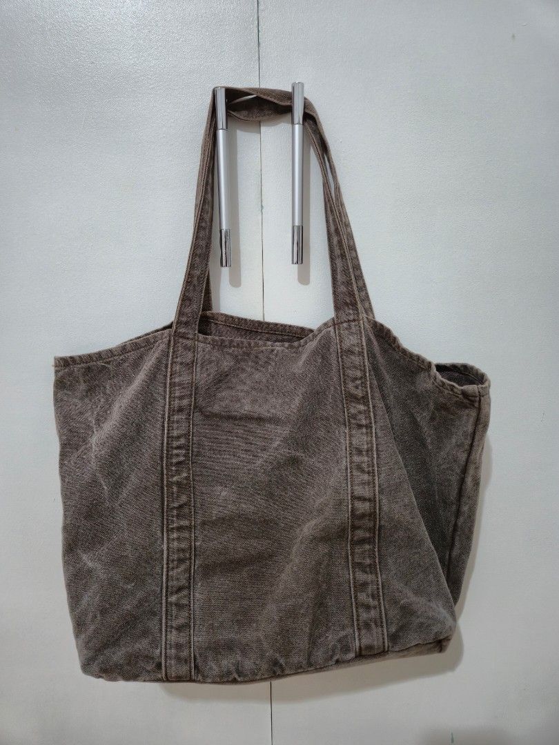 Gap Tote Bag (Category: Tote Bags) located in Manila. Submitted by yoongi.zurc (Listing ID 1465853142, Image 2). Description: rfs: decluttering.