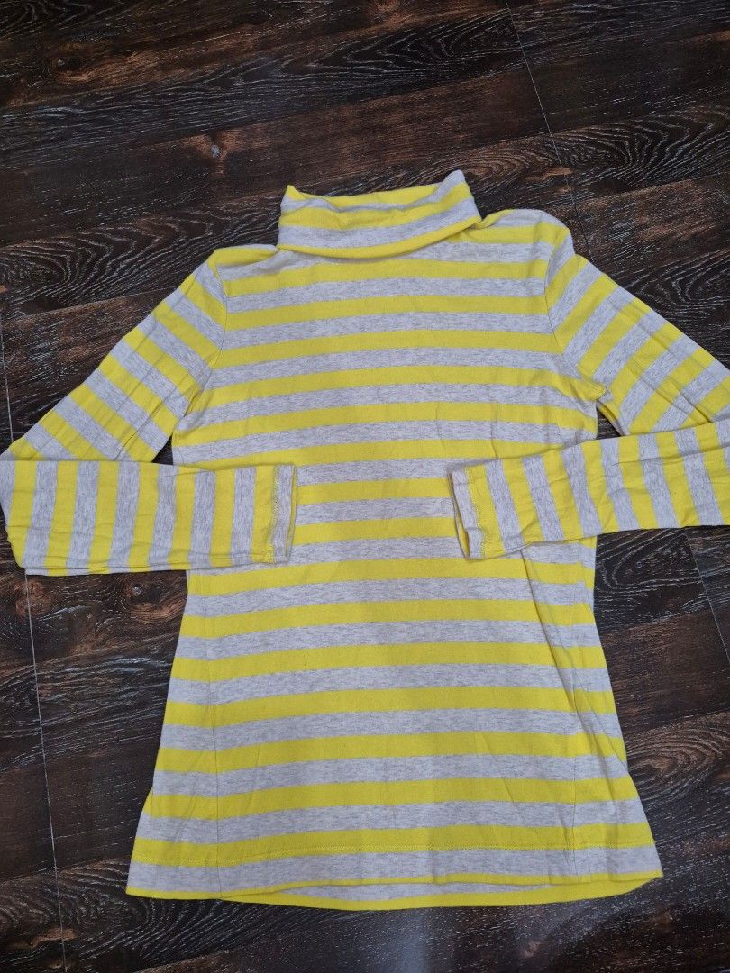 Gap Turtle Neck Top (Category: Longsleeves) located in Santa Cruz. Submitted by deenem (Listing ID 1465814165, Image 2). Description: Small on Tag Bust: 16.5(33) inch Lenght:24 inch stretchable.