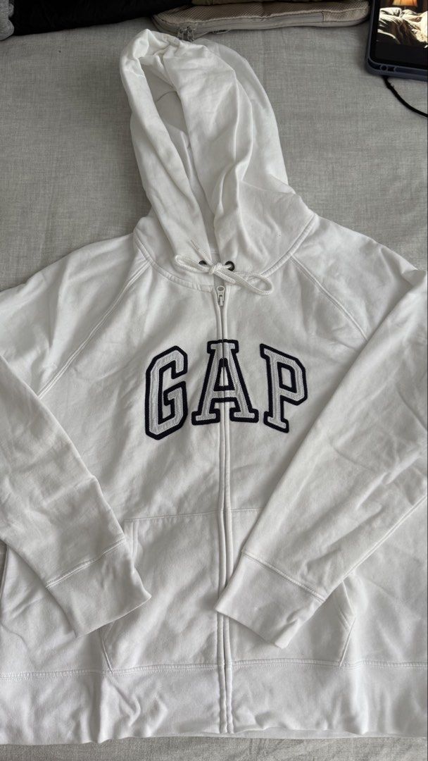 GAP White Zip Up Hoodie (Category: Hoodies) located in San Juan City. Submitted by sydneyr. (Listing ID 1465834072, Image 1). Description: .