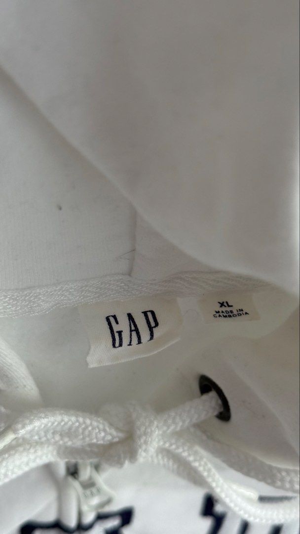 GAP White Zip Up Hoodie (Category: Hoodies) located in San Juan City. Submitted by sydneyr. (Listing ID 1465834072, Image 2). Description: .