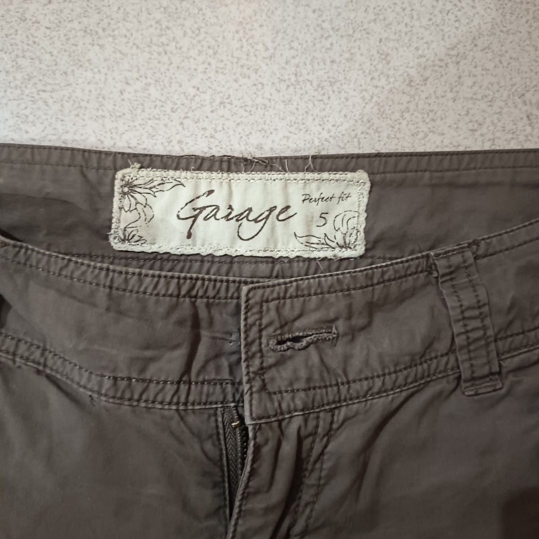 Garage | Y2K Grunge Cargo Shorts Star Patch (Category: Shorts) located in Adams. Submitted by luckygirl.closet (Listing ID 1465950539, Image 2). Description: s-m flaw: no button mid rise with embroidered star patch.