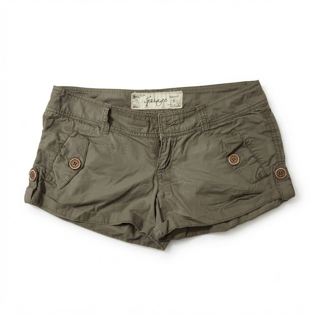 Garage | Y2K Grunge Cargo Shorts Star Patch (Category: Shorts) located in Adams. Submitted by luckygirl.closet (Listing ID 1465950539, Image 1). Description: s-m flaw: no button mid rise with embroidered star patch.