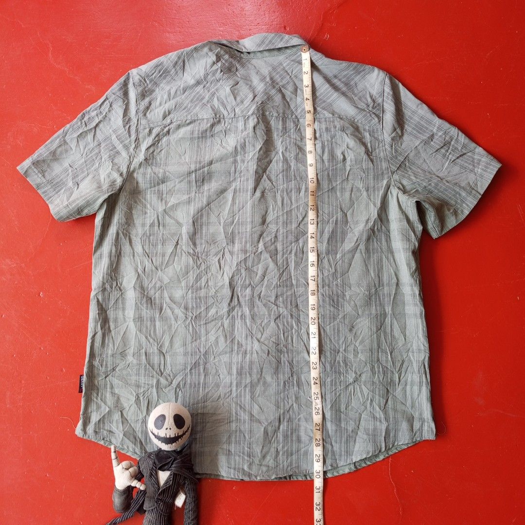 Gerry Men's Short Sleeve Button Down Shirt Size L (Category: Tshirts & Polo Shirts ) located in Naga. Submitted by ErbsXBudolstuff (Listing ID 1465875712, Image 2). Description: Dm PHP 780 Gerry Gray short-sleeve button-up shirt with dual chest pockets and a textured, subtle patterned fabric. Large Length 30 ½ inc Width 23 ½ inc Excellent Condition No issue.