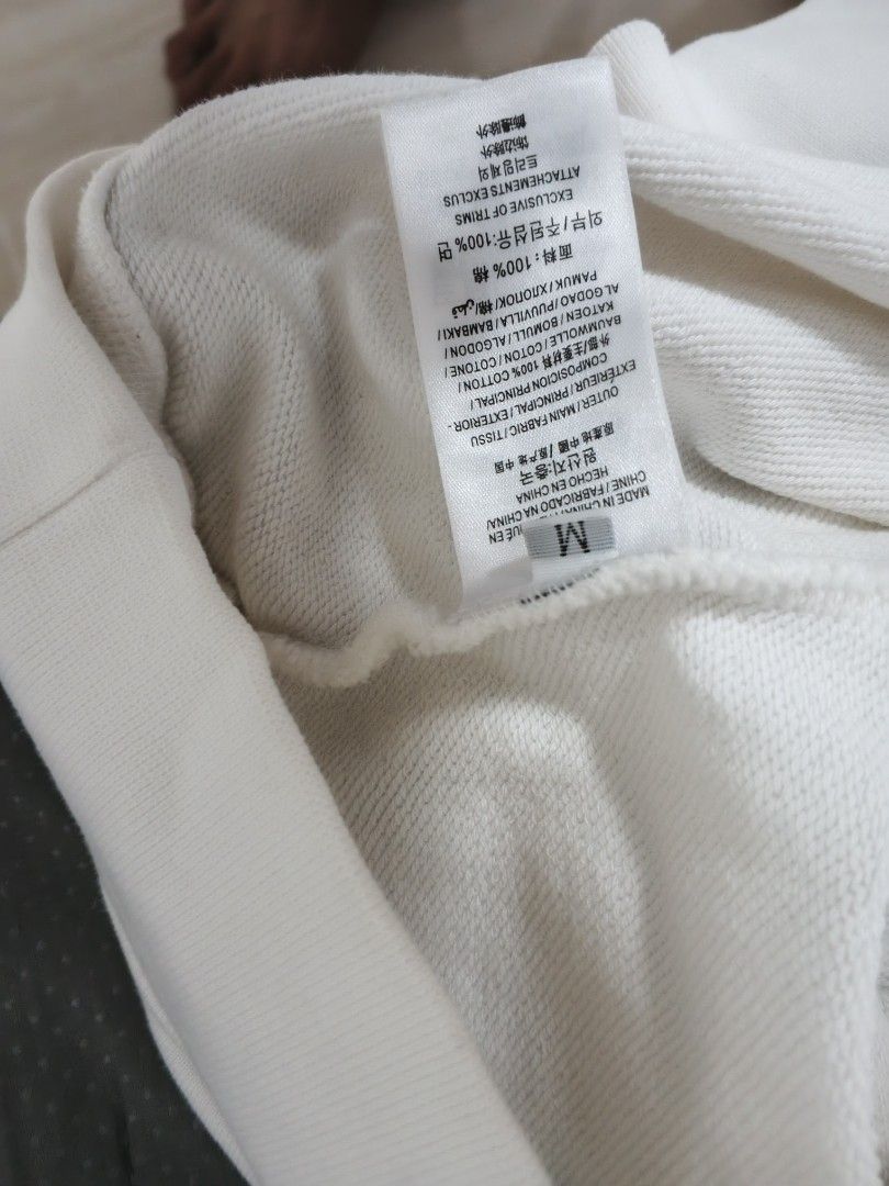 Givenchy pull over sweater (Category: Longsleeves) located in Bago City. Submitted by jesperguangco23 (Listing ID 1465885243, Image 3). Description: givenchy pull over sweater medium on tag best fit large.