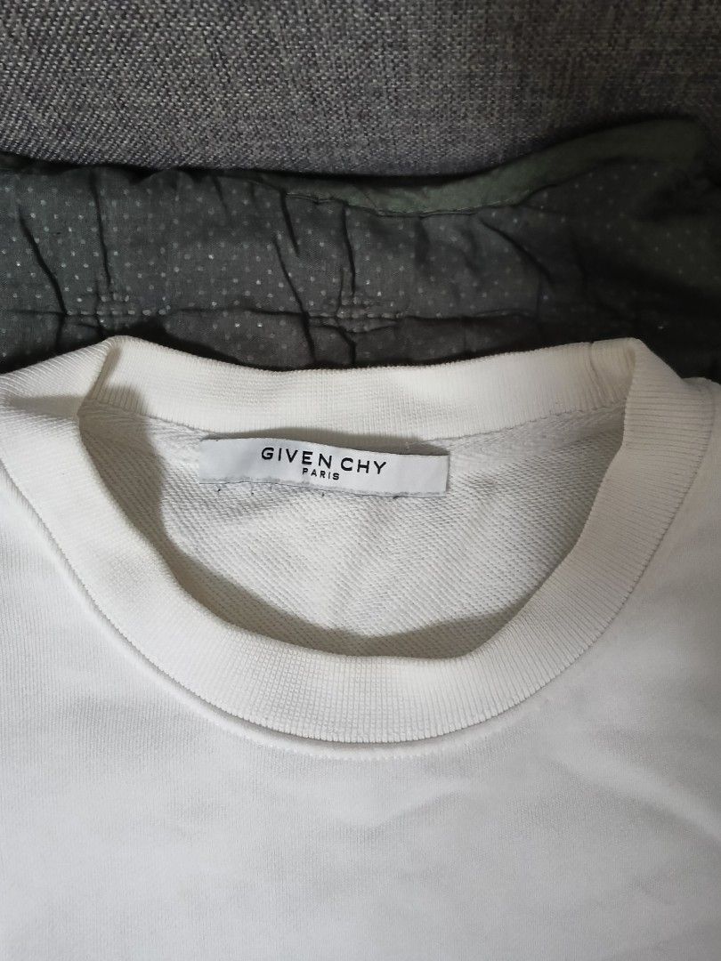 Givenchy pull over sweater (Category: Longsleeves) located in Bago City. Submitted by jesperguangco23 (Listing ID 1465885243, Image 2). Description: givenchy pull over sweater medium on tag best fit large.