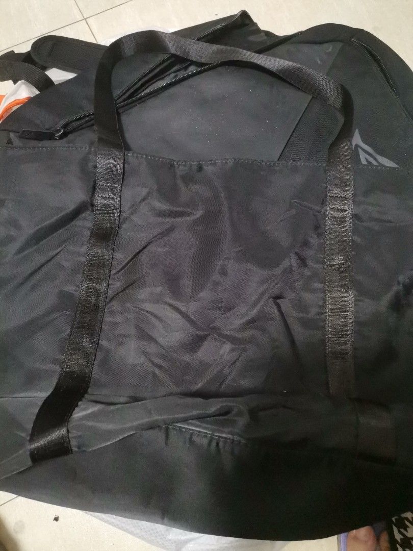 Grab Black Nylon Tote Bag (Category: Tote Bags) located in Makati City. Submitted by kookybearsstuff (Listing ID 1465825706, Image 3). Description: - Color: Black - Material: Lightweight, foldable nylon - Closure: Secure top zip - Pockets: Front zipper pocket and separate interior zip pocket - Details: Features an official Grab branded cloth patch - Usage: Perfect size for everyday errands or extra gear.