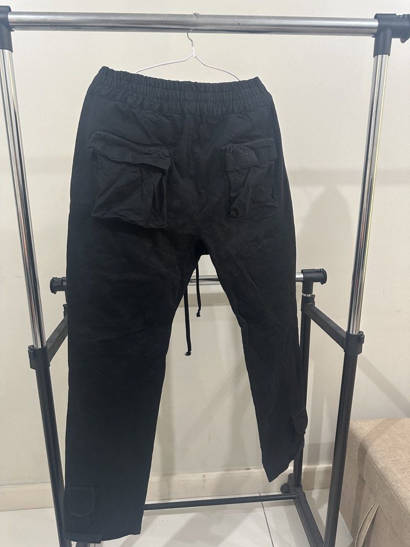 Grailz Flight Pocket Pants Black (Category: Joggers) located in Manila. Submitted by royal_vintage_thriftshop (Listing ID 1465803086, Image 3). Description: - Brand/Model: Grailz Flight Pocket Cargo Pants - Color: Black - Style: Techwear aesthetic, relaxed fit - size : 2 .