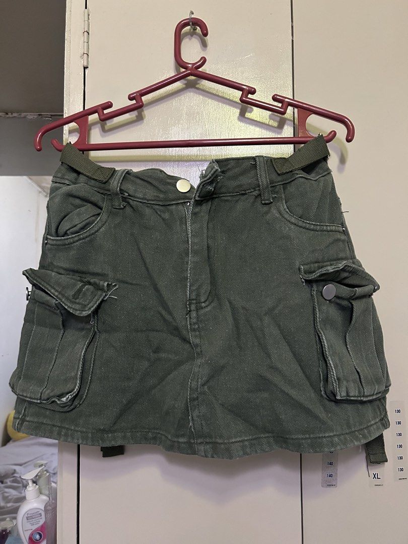 Green Cargo Denim Skirt (Category: Skirts) located in Manila. Submitted by lueur000 (Listing ID 1465916595, Image 1). Description: Large cm/inches Length - 35/14 Waist - 76/30 Hip - 95/37.