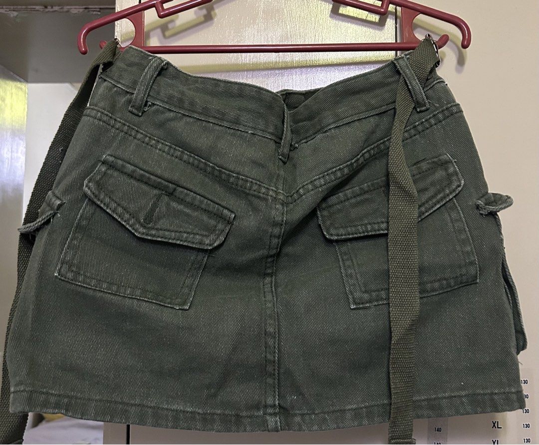 Green Cargo Denim Skirt (Category: Skirts) located in Manila. Submitted by lueur000 (Listing ID 1465916595, Image 2). Description: Large cm/inches Length - 35/14 Waist - 76/30 Hip - 95/37.
