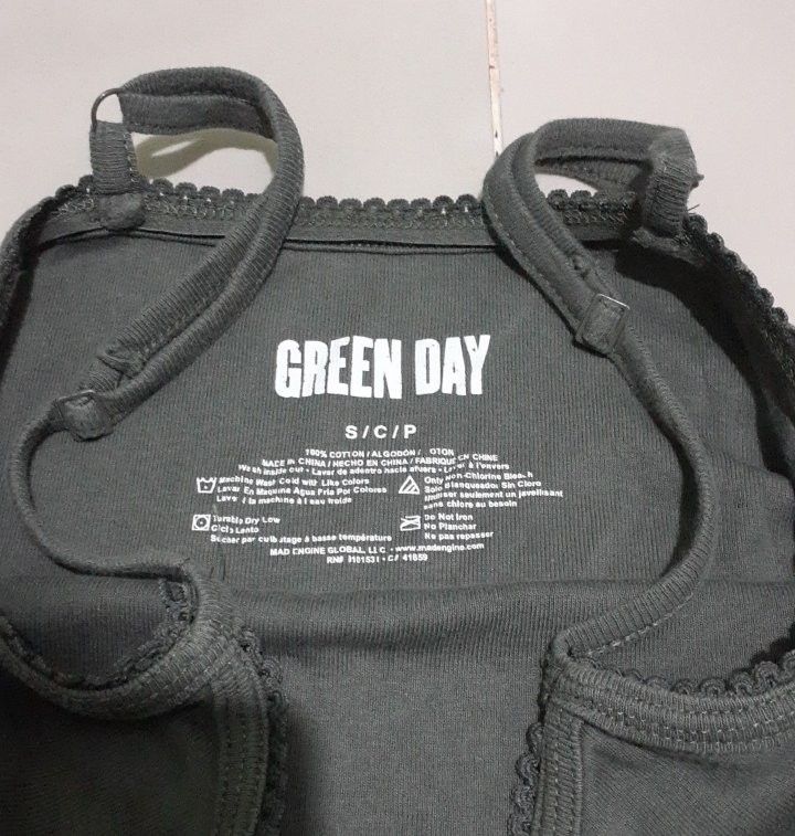 Green Day Official Merch Croptop (Category: Others Tops) located in Koronadal. Submitted by scottie_spliffin (Listing ID 1465939496, Image 2). Description: Size: Small Condition/Color Rate: 10/10 Price: 350 Add SF (Courier thru J&T).