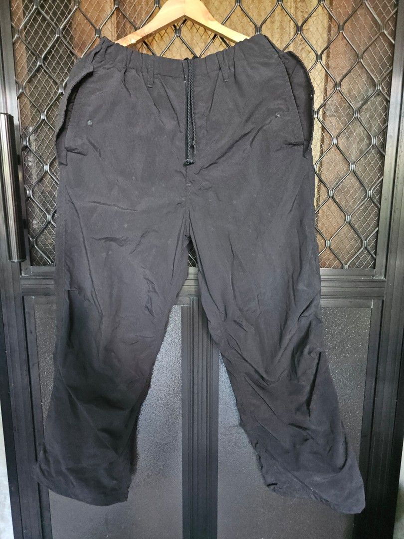 GU baggy ripstop parachute pants (Category: Trousers) located in Pasig City. Submitted by a.ejs. (Listing ID 1465784762, Image 1). Description: GU baggy ripstop parachute pants Black Medium, 28 - 34 Good as new but needs wash, na stock ng matagal dahil sa dust 500.