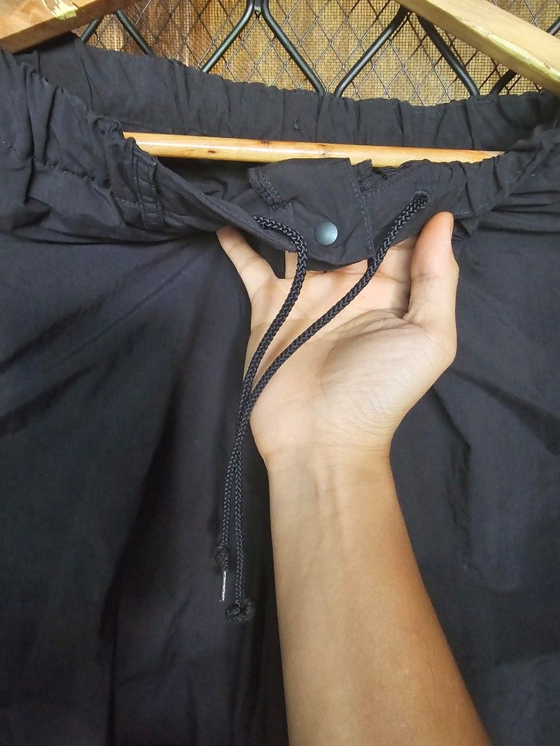 GU baggy ripstop parachute pants (Category: Trousers) located in Pasig City. Submitted by a.ejs. (Listing ID 1465784762, Image 3). Description: GU baggy ripstop parachute pants Black Medium, 28 - 34 Good as new but needs wash, na stock ng matagal dahil sa dust 500.