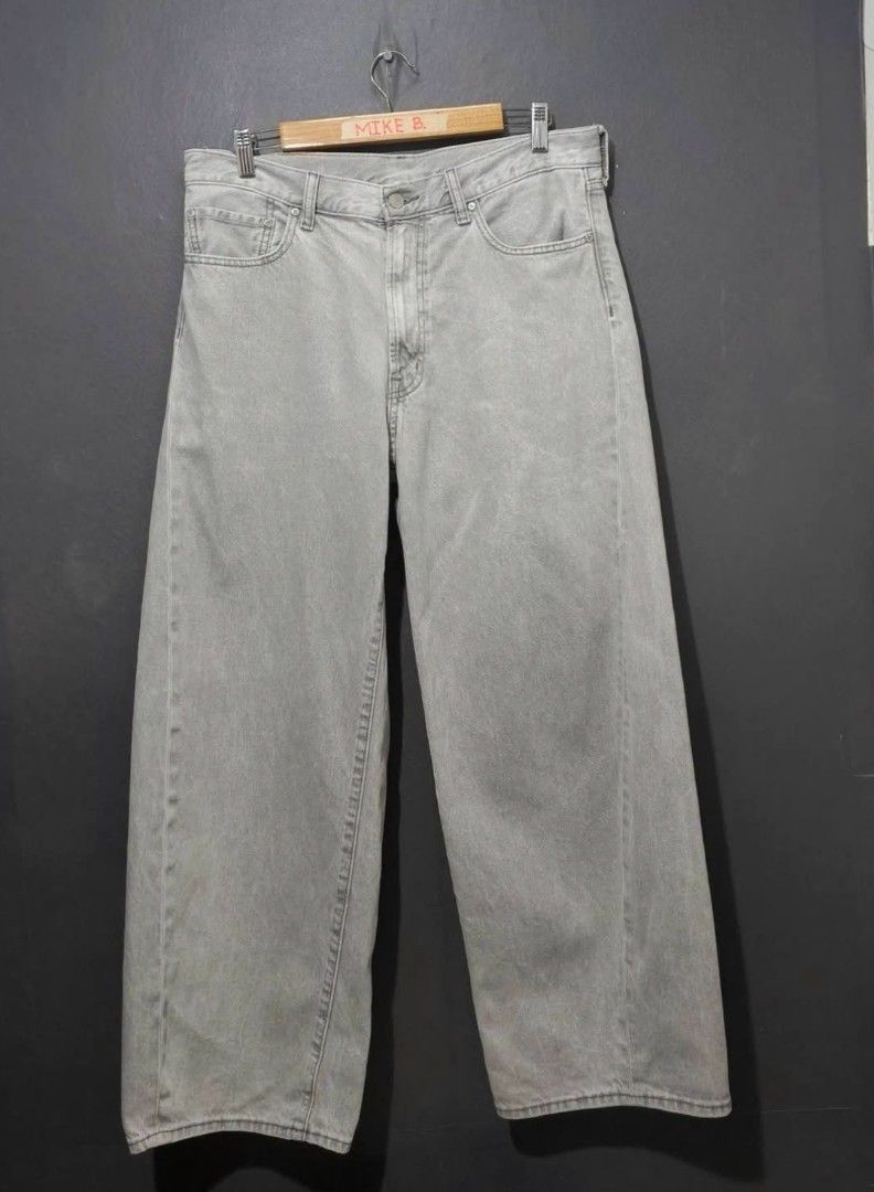 📍GU Barrel Leg Jeans (Category: Jeans) located in Antipolo. Submitted by simplehans (Listing ID 1465892482, Image 2). Description: ‎📍GU Barrel Leg Jeans ‎Size 32 on tag (Gray) ‎Waist- 34 (Tape Measure) ‎Length- 39 ‎Leg Open- 9.5 ‎Excellent Condition ‎DIRECT MESSAGE IF INTERESTED.
