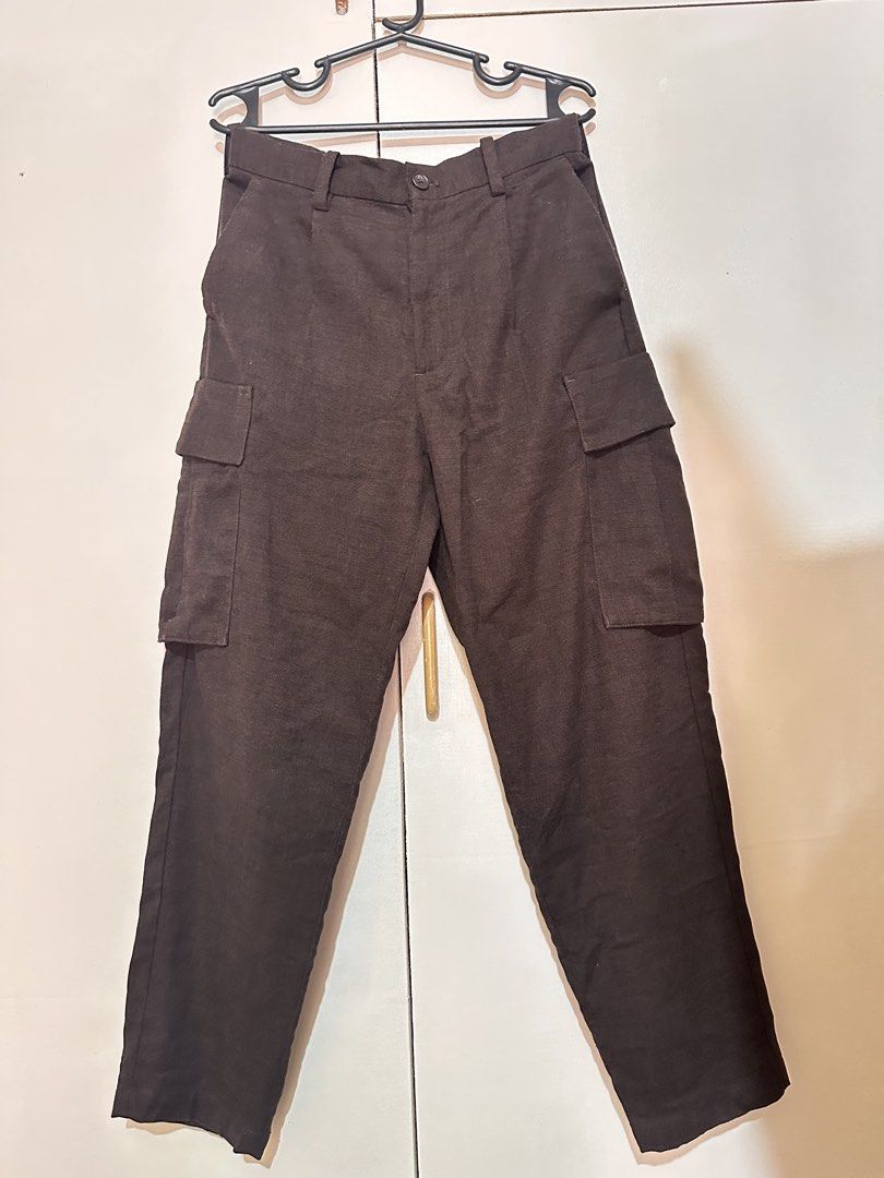 GU CARGO PANTS (Category: Other Bottoms) located in Tandag. Submitted by kawaiispreloved (Listing ID 1465770077, Image 1). Description: Good as brand new. Sobrang solid neto. Waistline 30 (medida)Size small on tag, kasya size 27-28. haba 37. Not faded. Color Dark brown. .