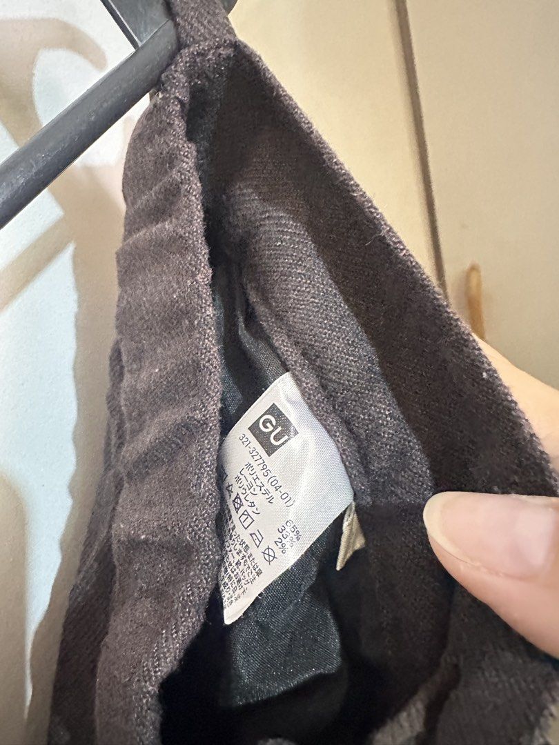 GU CARGO PANTS (Category: Other Bottoms) located in Tandag. Submitted by kawaiispreloved (Listing ID 1465770077, Image 2). Description: Good as brand new. Sobrang solid neto. Waistline 30 (medida)Size small on tag, kasya size 27-28. haba 37. Not faded. Color Dark brown. .