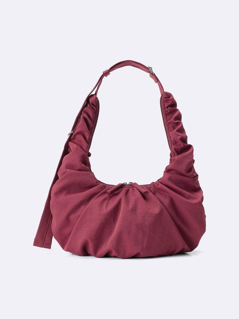 Gu dumpling bag (Category: Shoulder Bags) located in Quezon City. Submitted by swift_kenjie (Listing ID 1465785952, Image 2). Description: Gu by Uniqlo dumpling bag My own preloved Super bet magaan super ganda nito very good condition (color may vary due to lighting) -Preloved and Trifted. These are all handpicked so expect very good to like new condition -Miners via pm is allowed Mine now pay now (First to pay gets the item) -Gcash payment only 