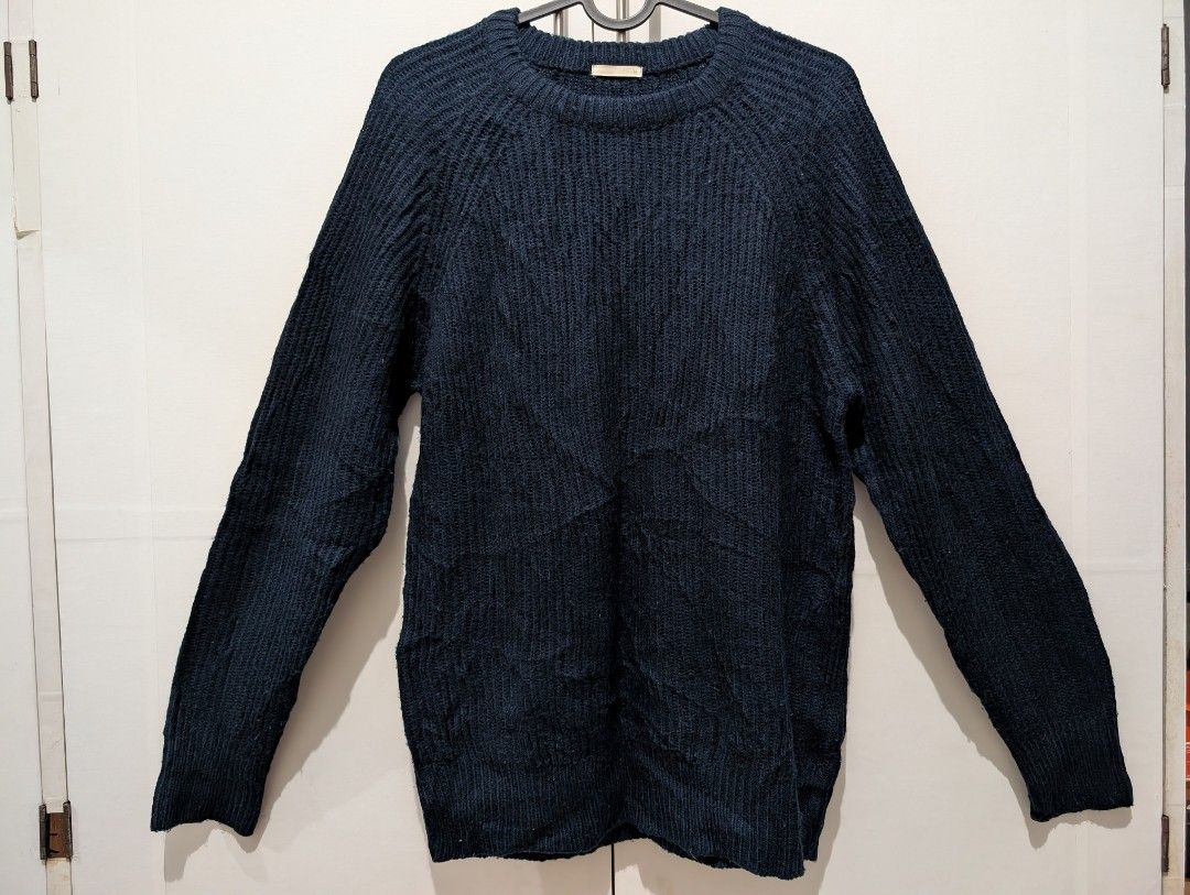 GU Navy Blue Knit Sweater Size M (Category: Longsleeves) located in Quezon City. Submitted by simplythrifted (Listing ID 1465864649, Image 1). Description: Please take time to read the infos👇 - Brand: GU - Color: Navy Blue - Size: Medium (M) - Material: 100% acrylic, warm and comfortable - Design: Crew neck with ribbed cuffs and hem - Issue: With some piling 📍MOP: Gcash/Maya 📍Shipping via Grab/Lalamove/J&T (shipping from Quezon City near Anona