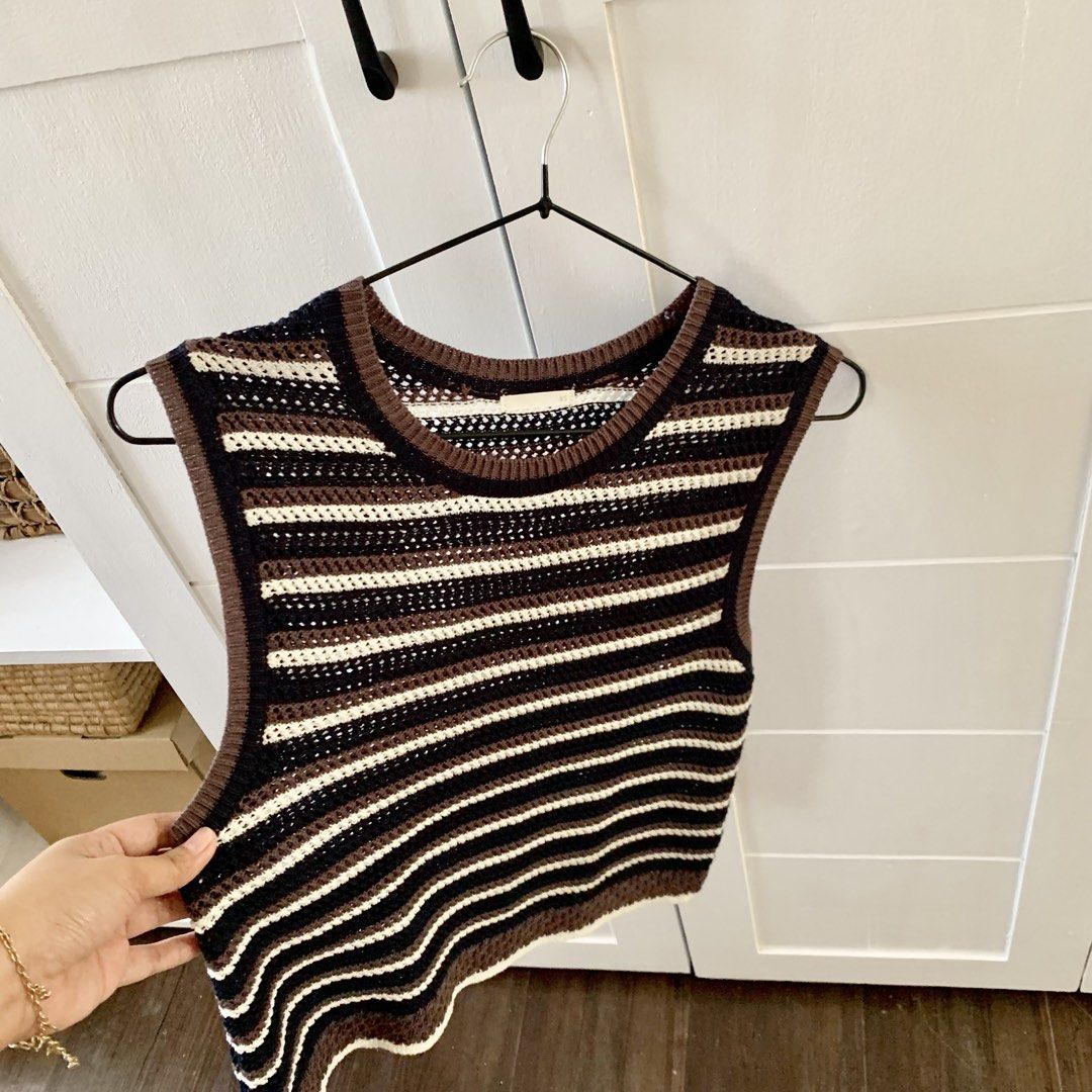 GU sleeveless top (Category: Sleeveless) located in San Fernando. Submitted by mariaelykavino (Listing ID 1465794531, Image 3). Description: .
