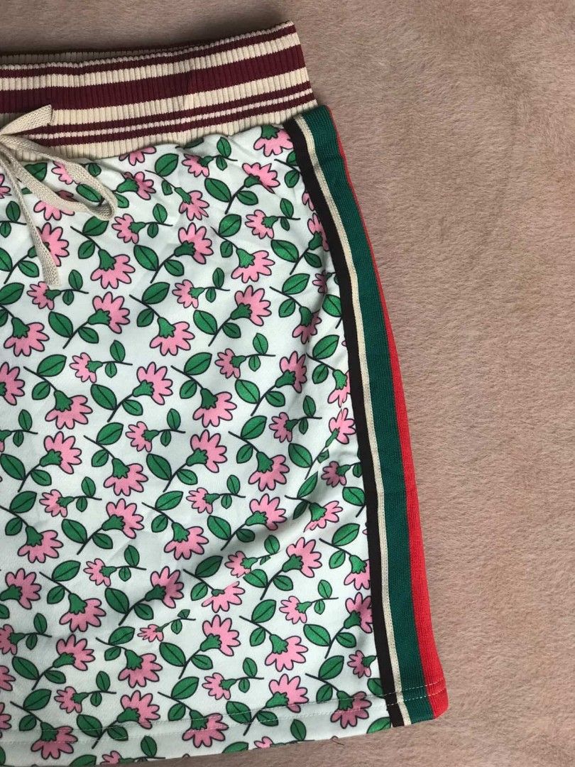 Gucci (Category: Skirts) located in Alicia. Submitted by aljaber43 (Listing ID 1465813972, Image 3). Description: excellent condition good as new no issue width: 26-28 length: 17 hem : 18.