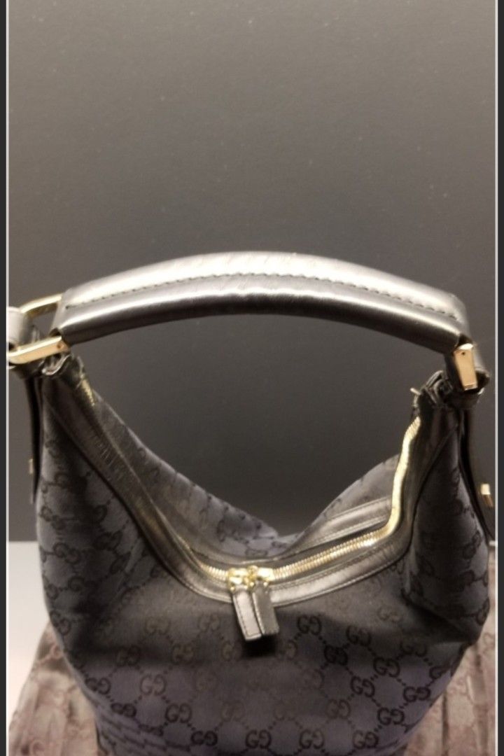 Gucci Shoulder Bag *100% Authentic* （分類：手袋及銀包）位於 Hong Kong。 由 sunnydayshoppingday 提交（商品編號 1465942543，圖片 2）。簡介： * Black Colour * Come with Original Dustbag。
