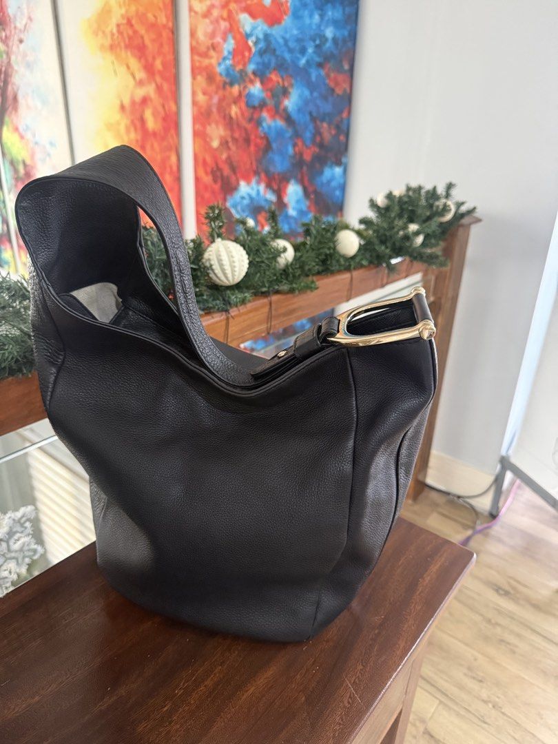 Gucci Shoulder Leather Bag (Category: Luxury Bags & Wallets) located in Tagaytay City. Submitted by prelovedbytmj (Listing ID 1465833789, Image 1). Description: Authentic Gucci Shoulder Bag. Very roamy. Ang dami po malalgay. All leather. .