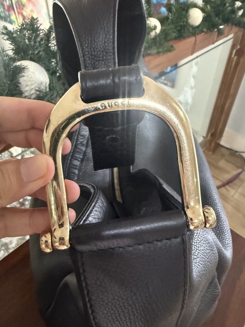 Gucci Shoulder Leather Bag (Category: Luxury Bags & Wallets) located in Tagaytay City. Submitted by prelovedbytmj (Listing ID 1465833789, Image 3). Description: Authentic Gucci Shoulder Bag. Very roamy. Ang dami po malalgay. All leather. .