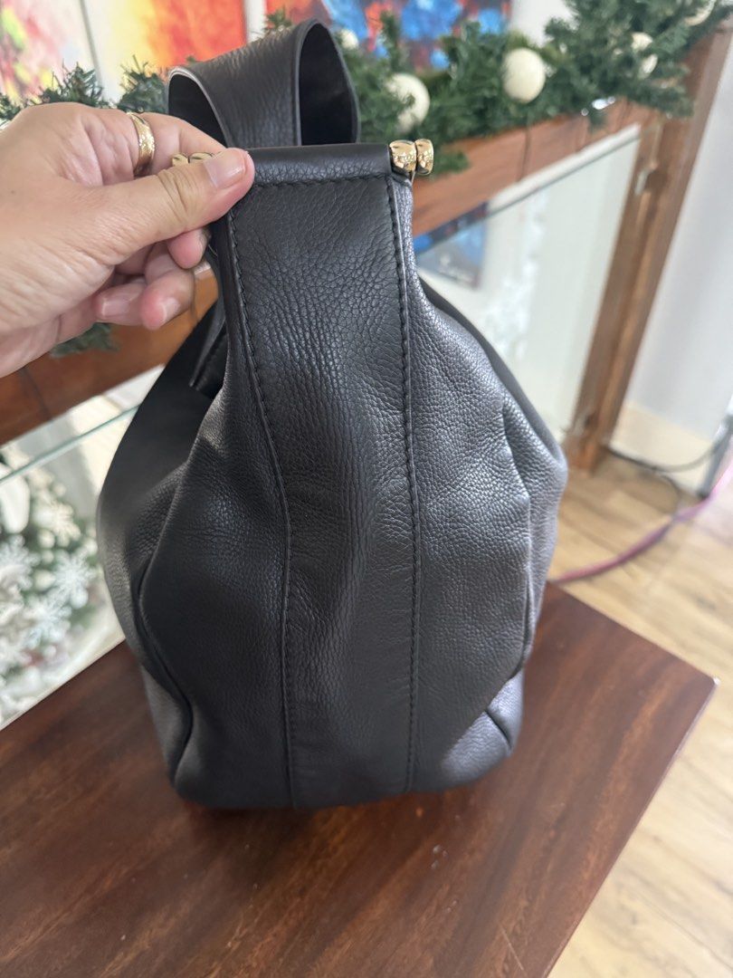 Gucci Shoulder Leather Bag (Category: Luxury Bags & Wallets) located in Tagaytay City. Submitted by prelovedbytmj (Listing ID 1465833789, Image 2). Description: Authentic Gucci Shoulder Bag. Very roamy. Ang dami po malalgay. All leather. .
