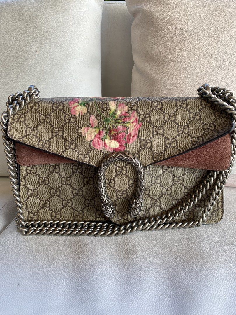 Gucci sling (Category: Luxury Bags & Wallets) located in Murcia. Submitted by cool.jacquelinebatilaran (Listing ID 1465839229, Image 1). Description: May kong flaws.
