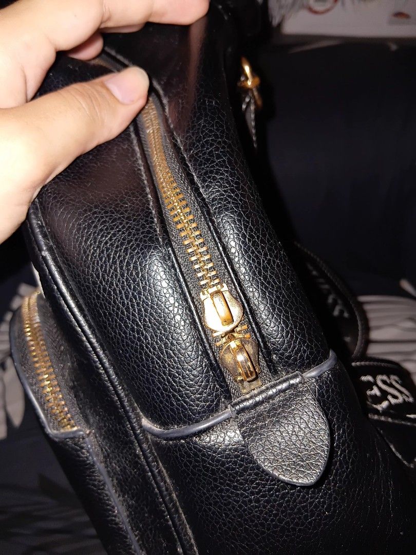 Guess bag (Category: Backpacks) located in Sorsogon. Submitted by raiaelizalde (Listing ID 1465795645, Image 3). Description: used with some minimal issue and wala yung handle sa zipper lagyan nalnag ng keychain super okay pa.
