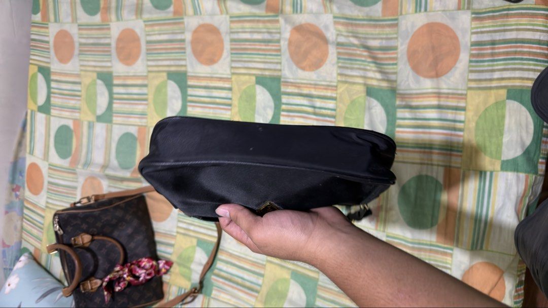 GUESS HOBO BAG (Category: Shoulder Bags) located in Manila. Submitted by urban-vintage_2 (Listing ID 1465866534, Image 2). Description: ISSUE: NONE (NEED WASH) MOP :GCASH (NO COD) SHIP VIA: LALAMOVE & J&T LOCATION: PASIG CITY.