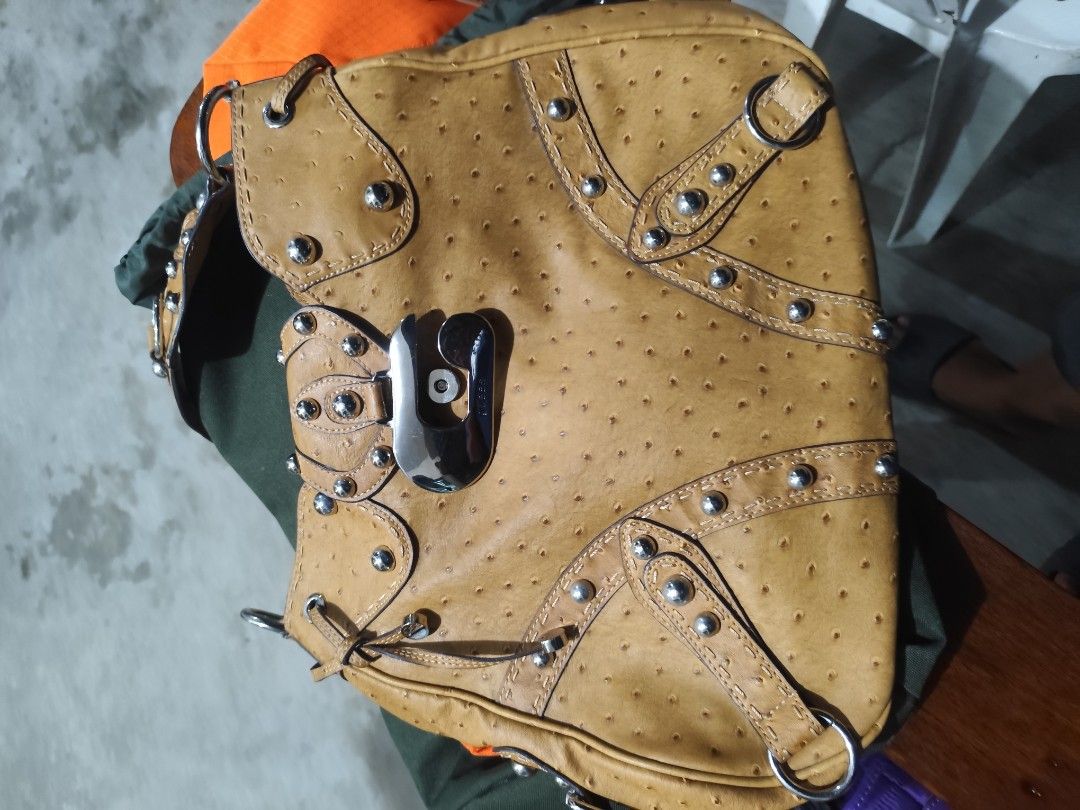 Guess Leather Bag (Category: Luxury Bags & Wallets) located in Manila. Submitted by buyybustt (Listing ID 1465802497, Image 3). Description: Dm for more info.