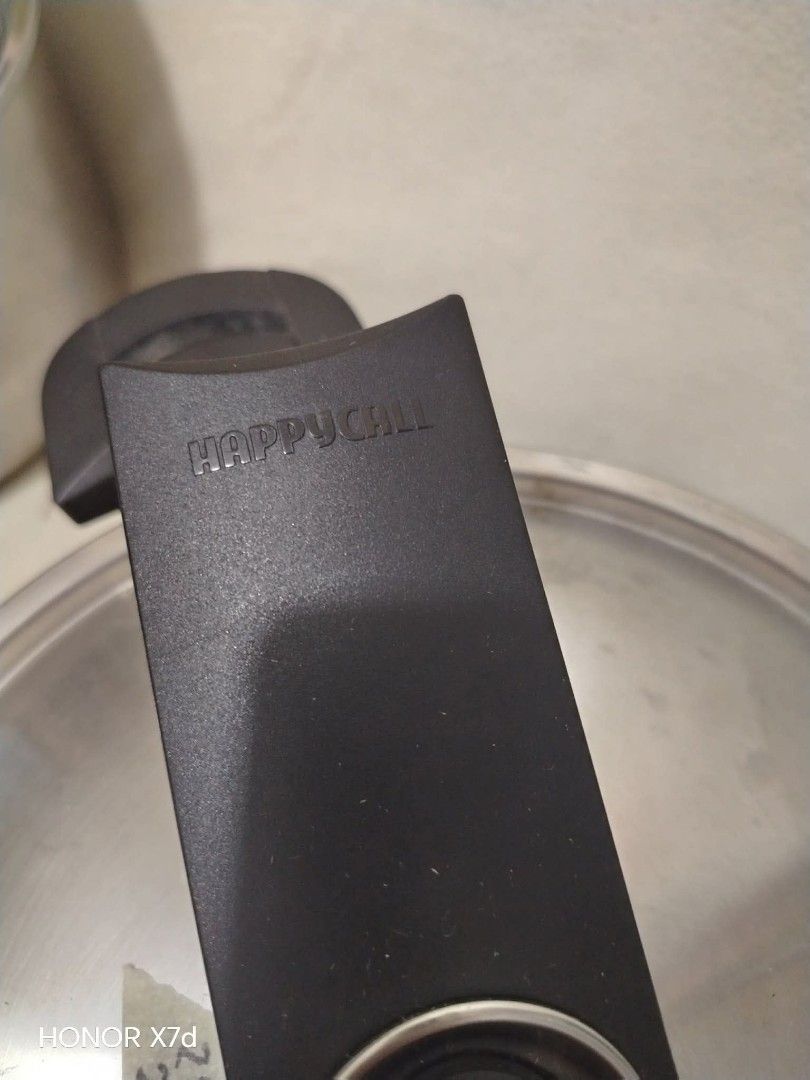 Happy call vacuum pot (Category: Cookware & Accessories) located in Baguio. Submitted by noona_faith (Listing ID 1465931981, Image 3). Description: Happy call vacuum pot 28cm diameter x 21cm height No dents, no issues Surplus with sign of usage only Nonstick with titanium kaya matibau tlga pag Happy Call brand.