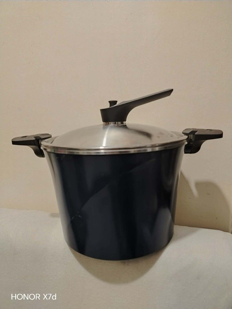 Happy call vacuum pot (Category: Cookware & Accessories) located in Baguio. Submitted by noona_faith (Listing ID 1465931981, Image 1). Description: Happy call vacuum pot 28cm diameter x 21cm height No dents, no issues Surplus with sign of usage only Nonstick with titanium kaya matibau tlga pag Happy Call brand.