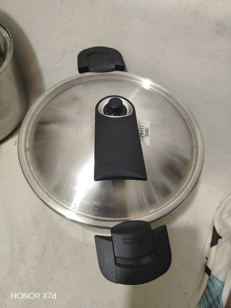 Happy call vacuum pot (Category: Cookware & Accessories) located in Baguio. Submitted by noona_faith (Listing ID 1465931981, Image 2). Description: Happy call vacuum pot 28cm diameter x 21cm height No dents, no issues Surplus with sign of usage only Nonstick with titanium kaya matibau tlga pag Happy Call brand.
