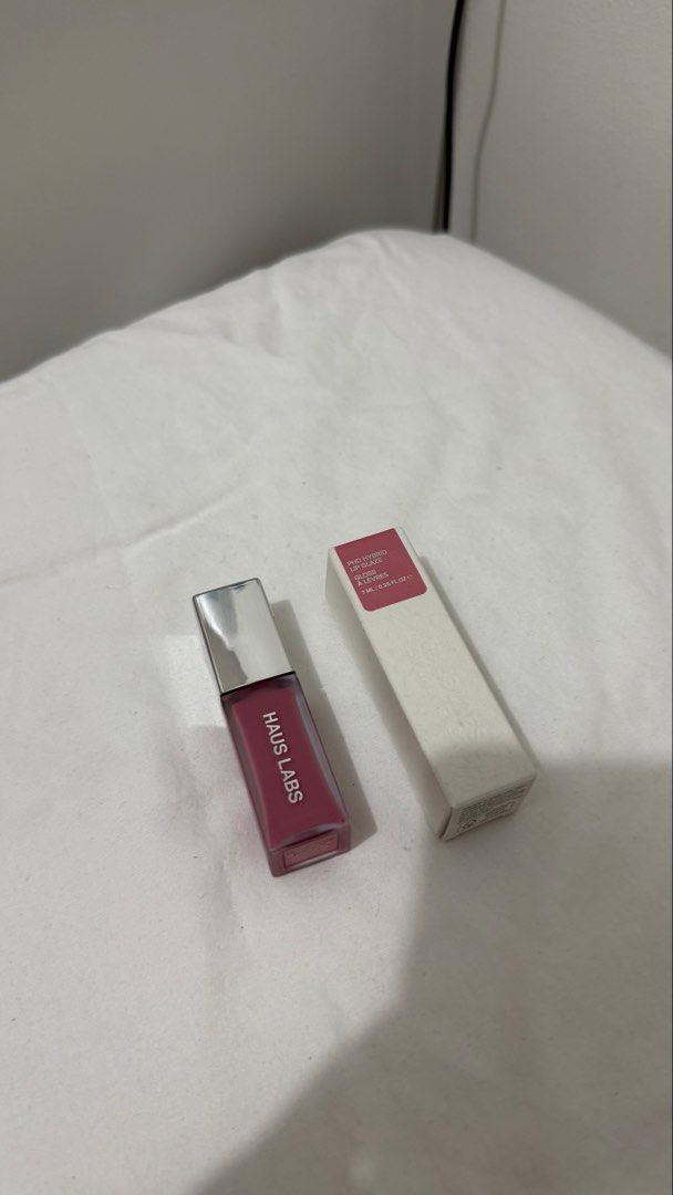 Haus Labs PhD Hybrid Lip Glaze Macaron (Category: Makeup) located in Valenzuela. Submitted by alexinelg (Listing ID 1465936449, Image 1). Description: - Brand: Haus Labs - Product: PhD Hybrid Lip Glaze - Shade: Macaron - Volume: 7 ml / 0.25 fl oz - Condition: Brand new, unopened, with original outer box - Packaging: Clean white exterior with product label details on top.