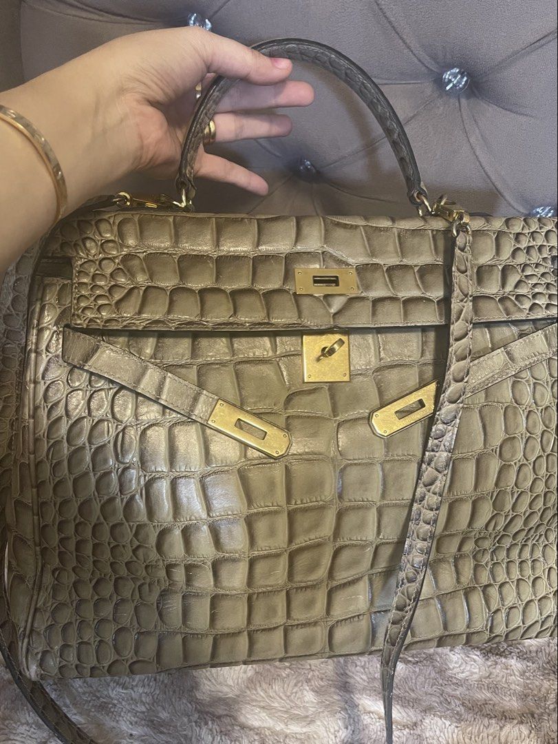 Hermes Paris Kelly Crocodile leather (Category: Luxury Bags & Wallets) located in Roxas City. Submitted by lynngreyartillero (Listing ID 1465808829, Image 1). Description: Kelly 28 crocodile embozed leather🔥🔥🔥 Riri underzip Coded Ang gandaaaaa!!! 🔥🔥🔥 Sign of used only pls see photos for details✅✅ Sign of used sa leather & Rubber lining ✅✅ The rest pretty beautiful padin 🔥🔥🔥 I mine nyo na to mga madaaaam! Ganda nito prang si jinky at mari