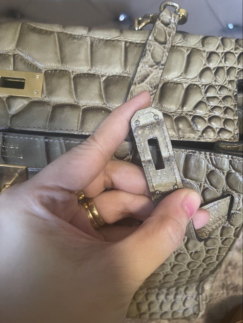 Hermes Paris Kelly Crocodile leather (Category: Luxury Bags & Wallets) located in Roxas City. Submitted by lynngreyartillero (Listing ID 1465808829, Image 3). Description: Kelly 28 crocodile embozed leather🔥🔥🔥 Riri underzip Coded Ang gandaaaaa!!! 🔥🔥🔥 Sign of used only pls see photos for details✅✅ Sign of used sa leather & Rubber lining ✅✅ The rest pretty beautiful padin 🔥🔥🔥 I mine nyo na to mga madaaaam! Ganda nito prang si jinky at mari