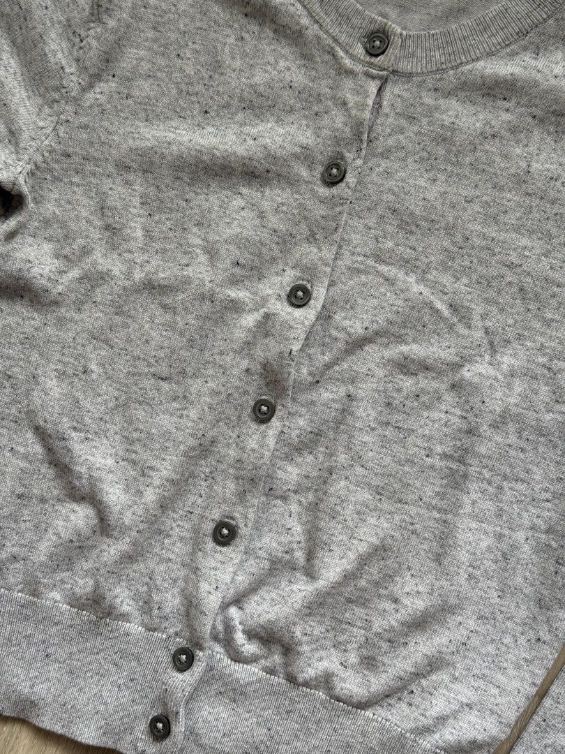 H&M - Gray Cardigan (Category: Coats, Jackets and Outerwear) located in Cebu City. Submitted by bnta.bnta (Listing ID 1465846895, Image 3). Description: Cut tags .