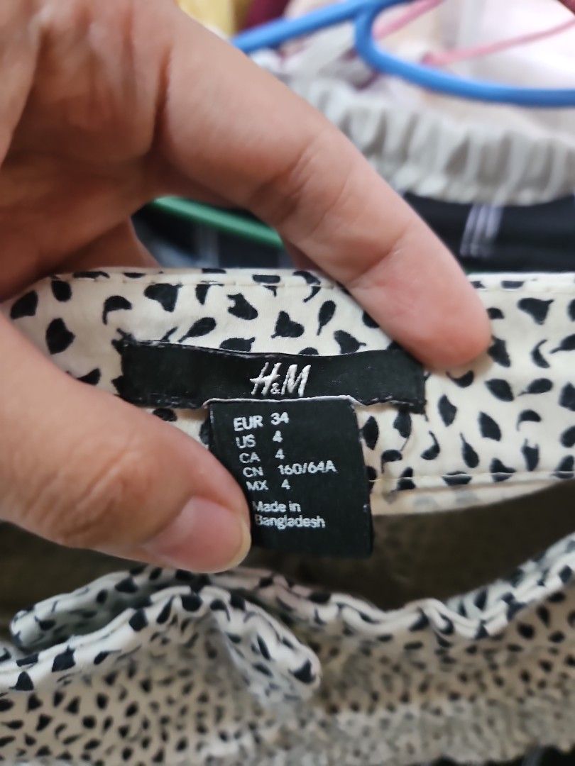 H&M Black and White Patterned Shorts Size EUR 34 (Category: Shorts) located in Calamba. Submitted by handpickedbynetty (Listing ID 1465821346, Image 2). Description: - Brand: H&M - Size: EUR 34 / US 4 / CA 4 / CN 160/64A / MX 4 - Design: Stylish black and white abstract print - Waistband: Elastic for an easy and comfortable fit - Material: Lightweight, ideal for warm weather - Origin: Made in Bangladesh - Condition: Great for pairing with basic t