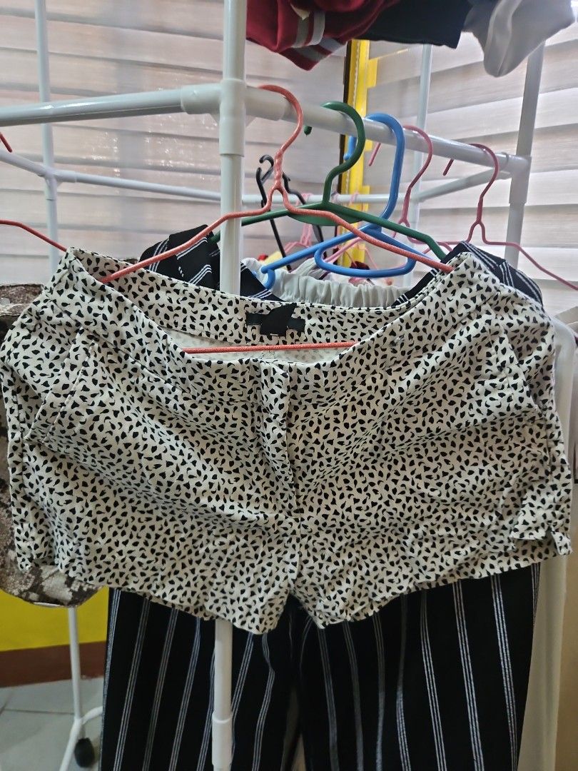 H&M Black and White Patterned Shorts Size EUR 34 (Category: Shorts) located in Calamba. Submitted by handpickedbynetty (Listing ID 1465821346, Image 1). Description: - Brand: H&M - Size: EUR 34 / US 4 / CA 4 / CN 160/64A / MX 4 - Design: Stylish black and white abstract print - Waistband: Elastic for an easy and comfortable fit - Material: Lightweight, ideal for warm weather - Origin: Made in Bangladesh - Condition: Great for pairing with basic t